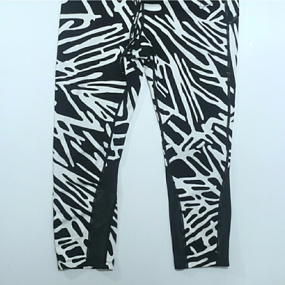 Nike Drifit HighRise Zebra Print Crop Leggings Workout Pants - Picture 2 of 6